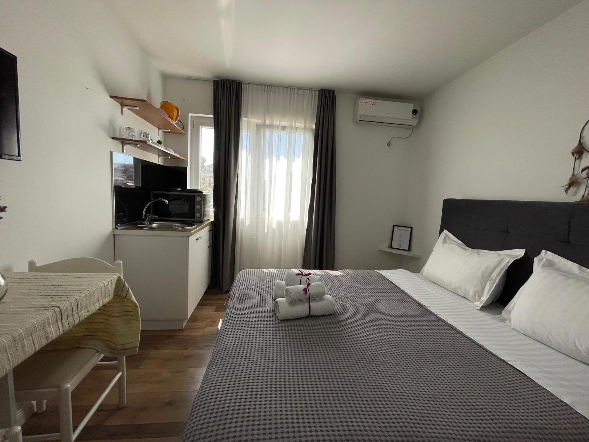 Central Studio Apartments 티라나 객실 사진